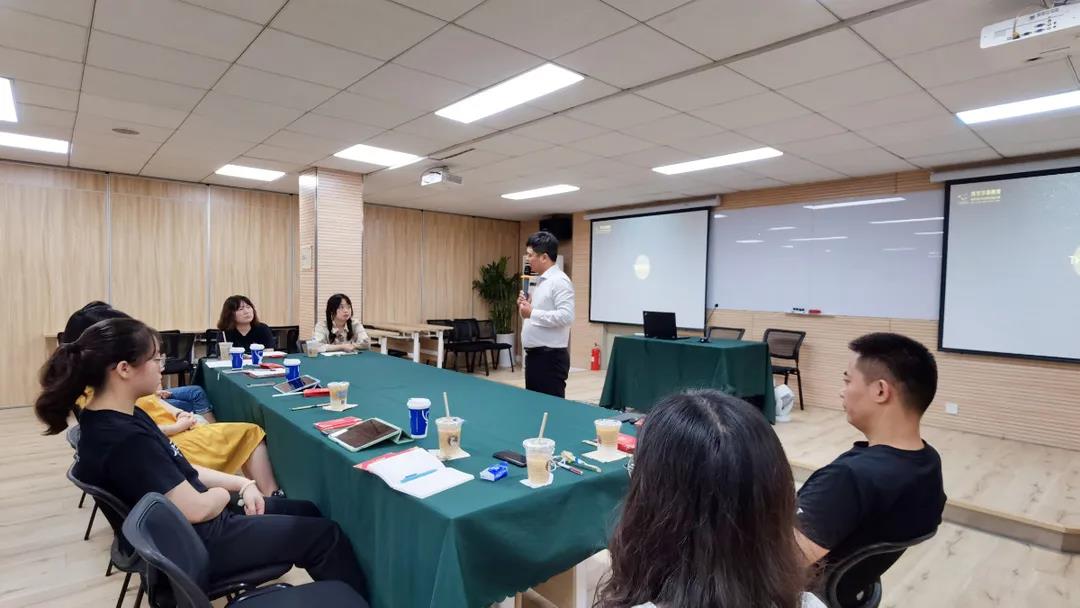 南京华章教育2021级教务教学工作总结与研讨会议顺利召开
