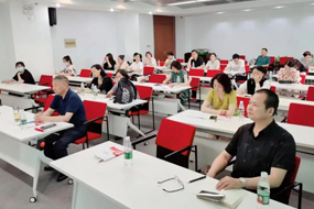 南京华章胡亚军校长为南京经开区生物医药企业产业链党建联盟分享国学经典