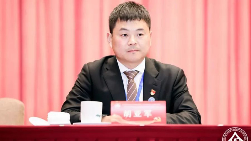 胡亚军.jpg