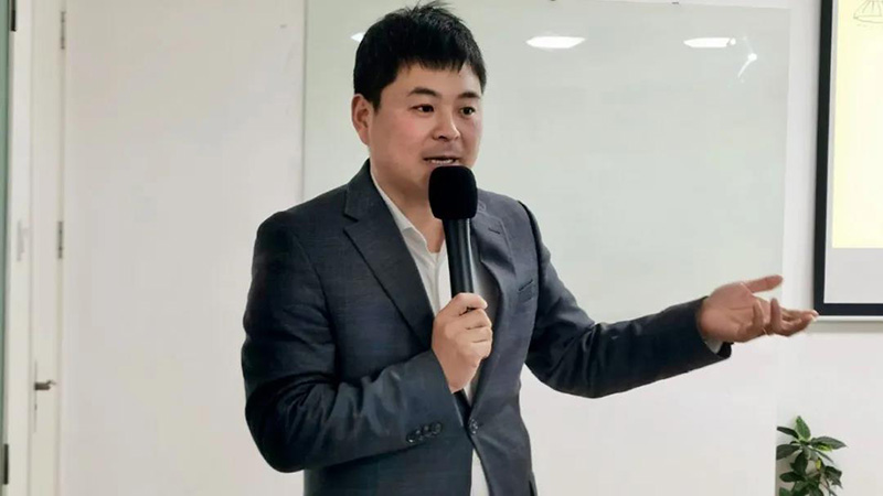 江苏华章分会会长胡亚军开场.jpg